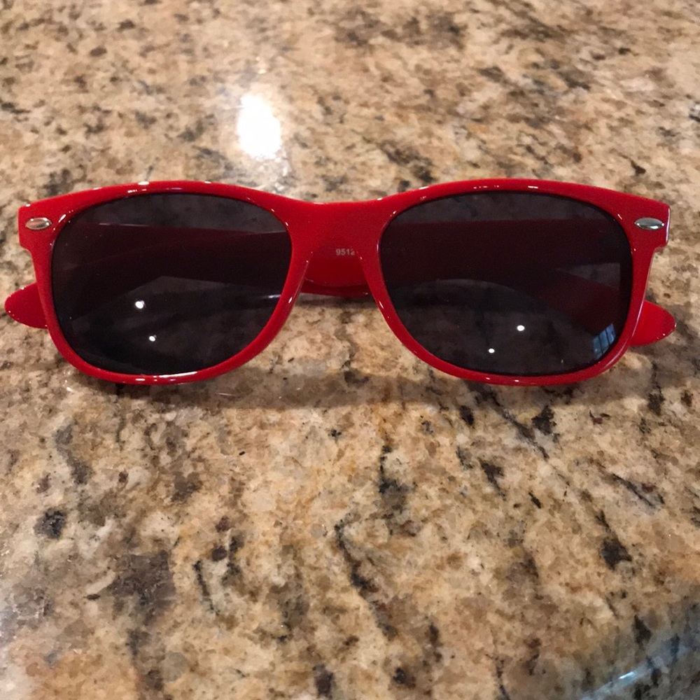 Red sunglasses - Picture 2 of 3